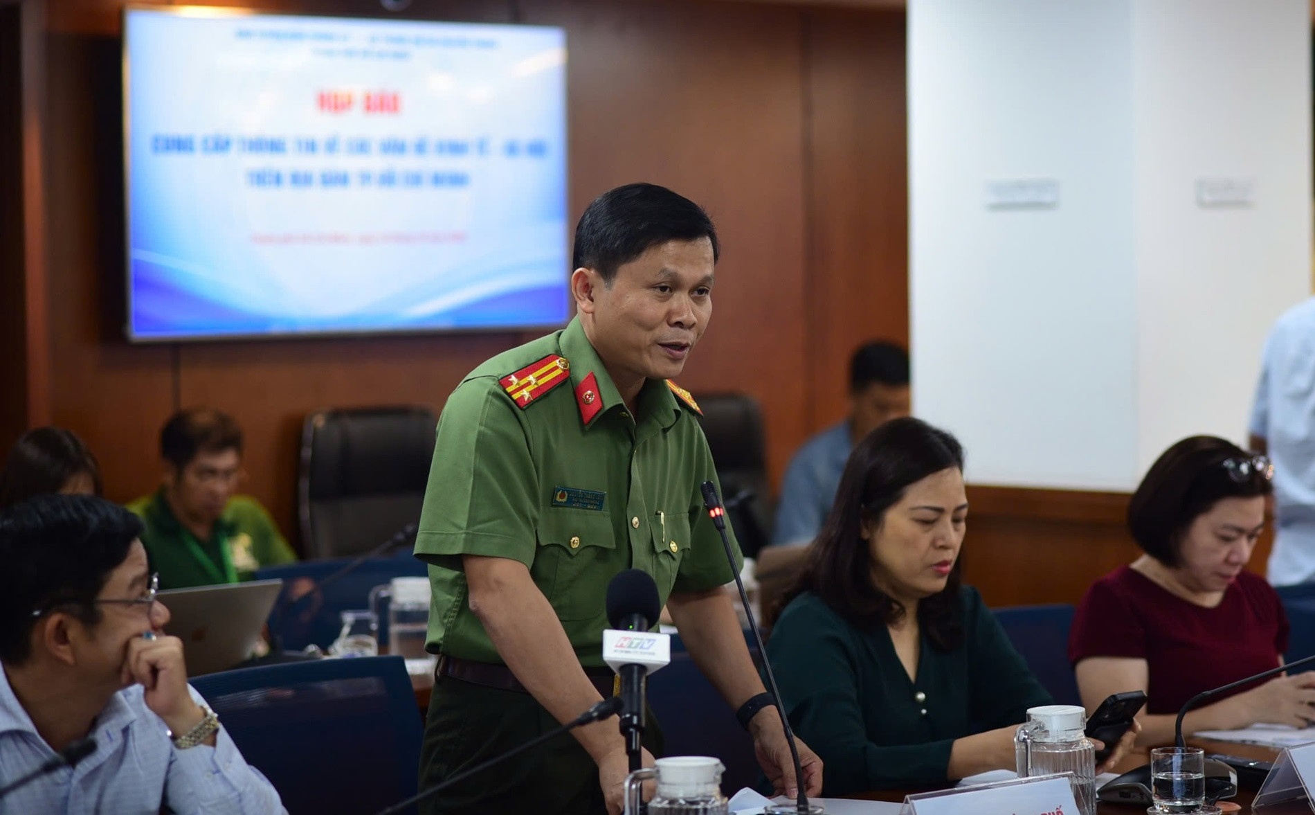 Cong an TP.HCM: Nguoi nuoc ngoai dieu hanh danh bac tren mang hinh anh
