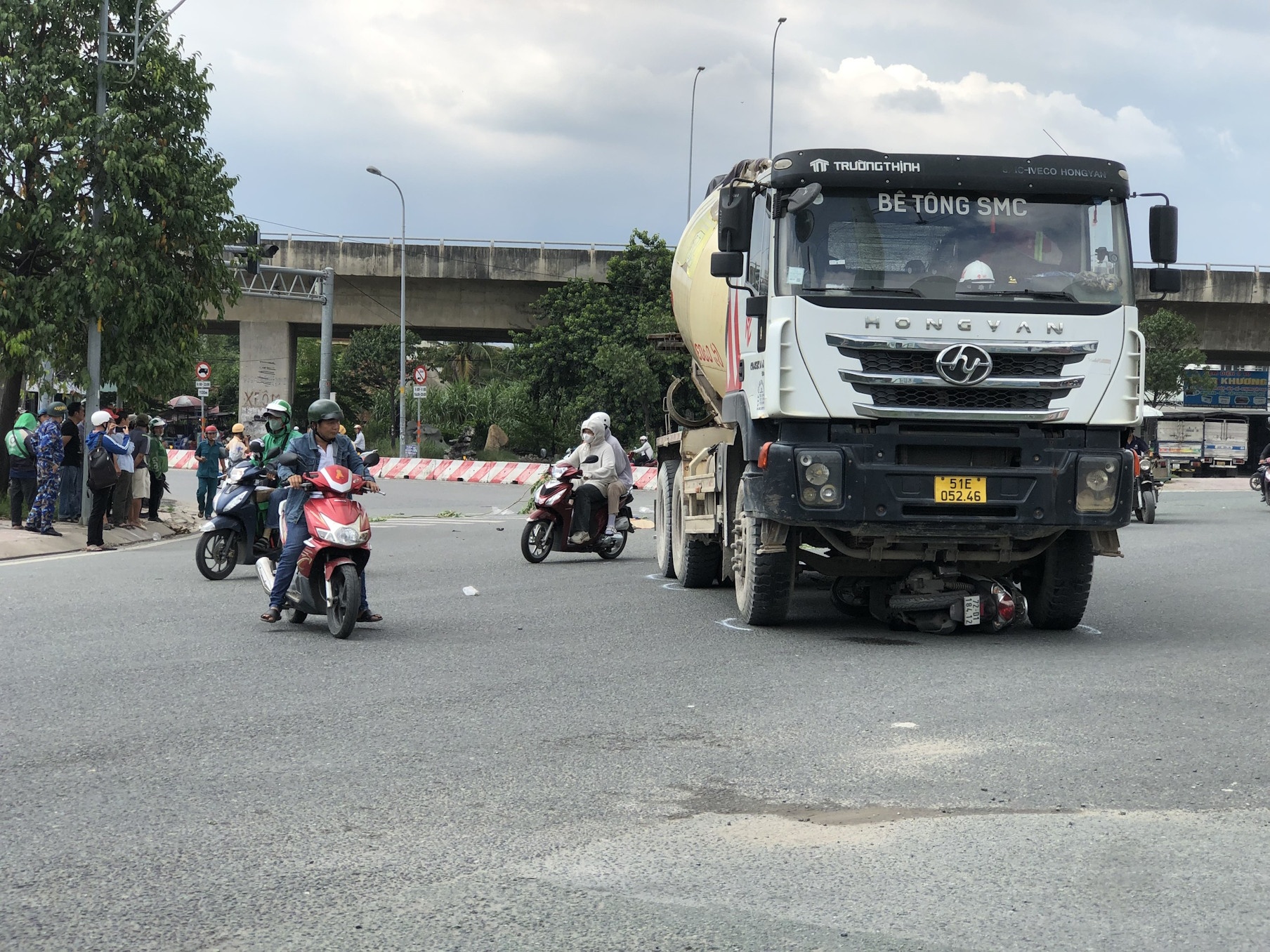 Va cham voi xe tron be tong o vong xoay cua ngo TP.HCM, co gai tu vong hinh anh