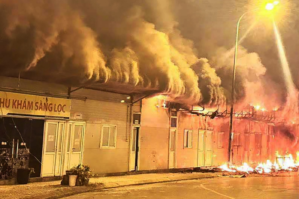 Chay lon o day nha thuoc ben trong Benh vien Da khoa Duc Giang hinh anh