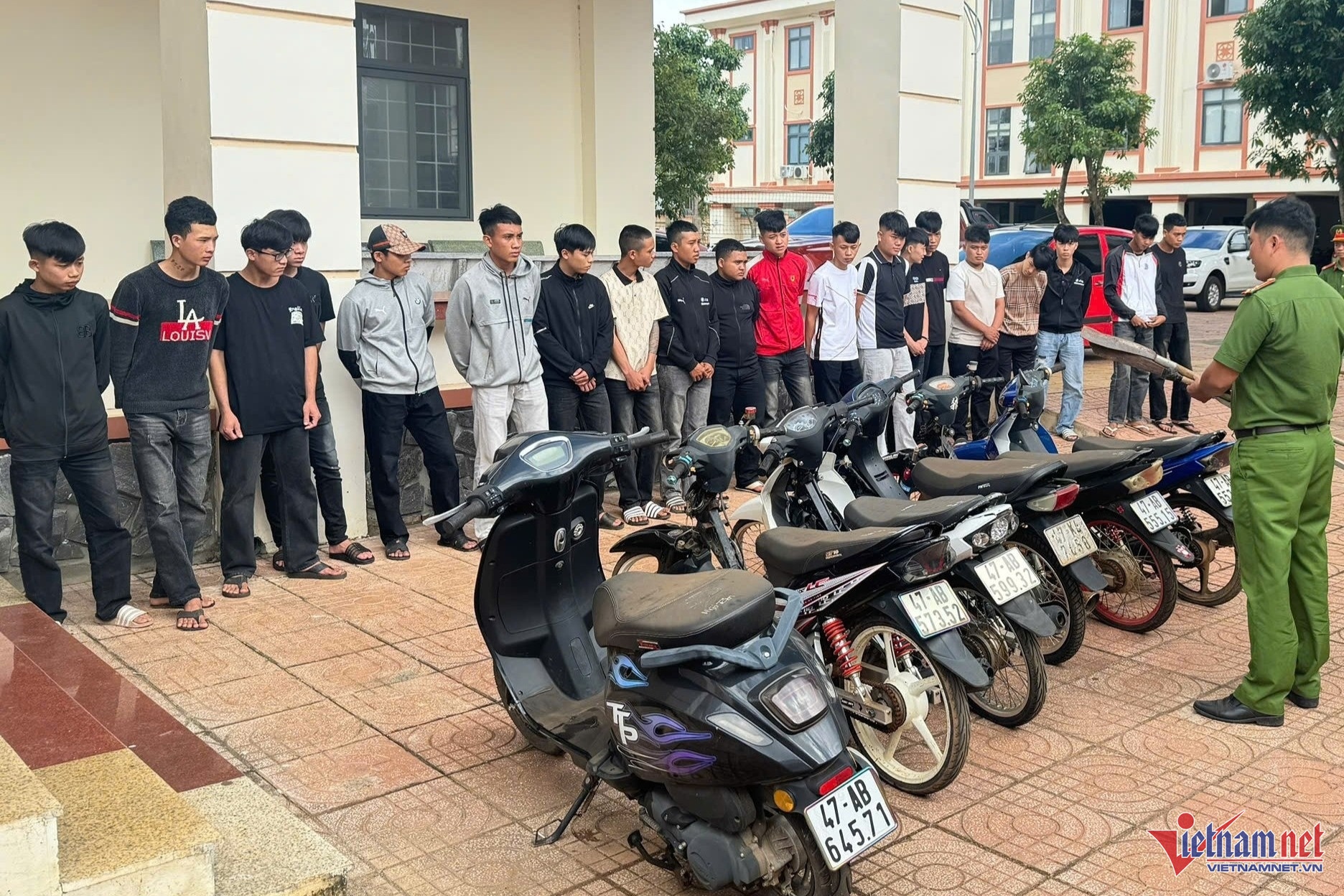 Gay roi quoc lo,  Dang clip len mang anh 1