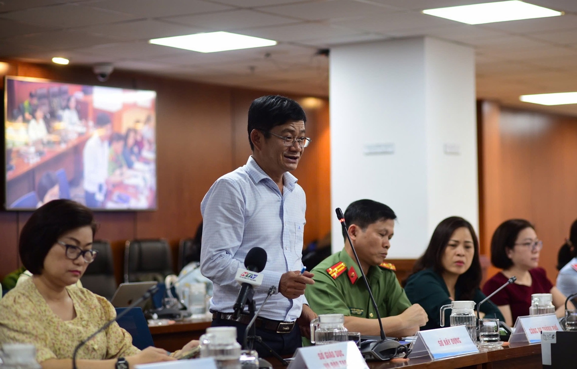 Vi sao nhieu khu vuc o TP.HCM ngap nang sau con mua keo dai 5 tieng? hinh anh