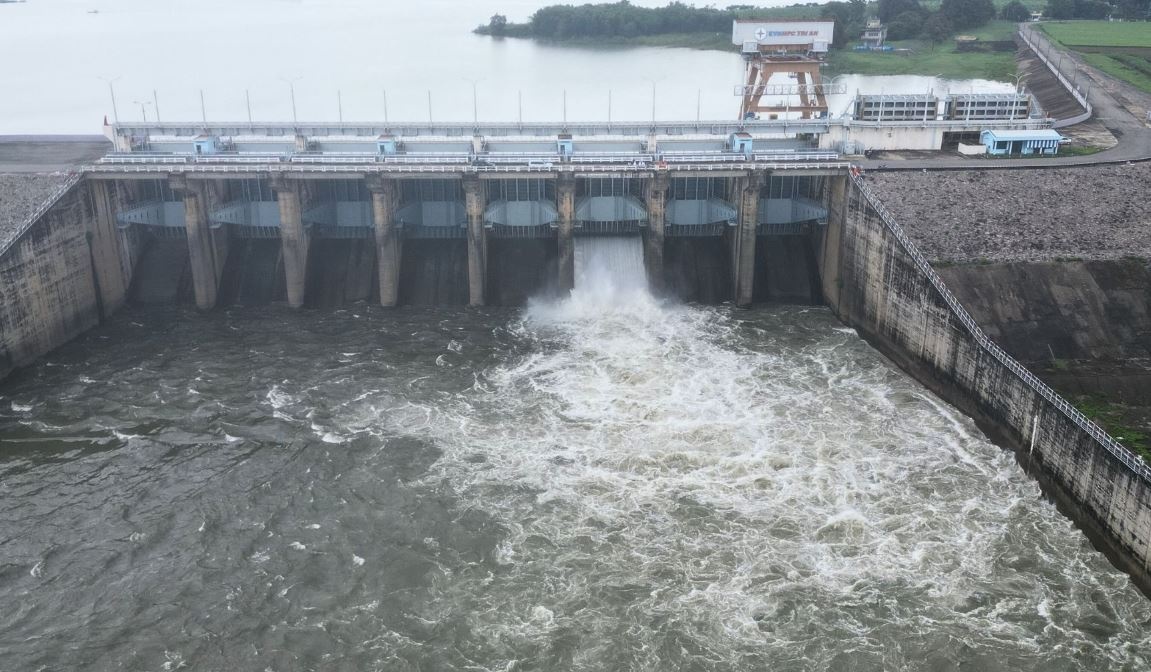 Ho thuy dien lon nhat mien Nam tiep tuc xa lu vao ngay 12/10 hinh anh