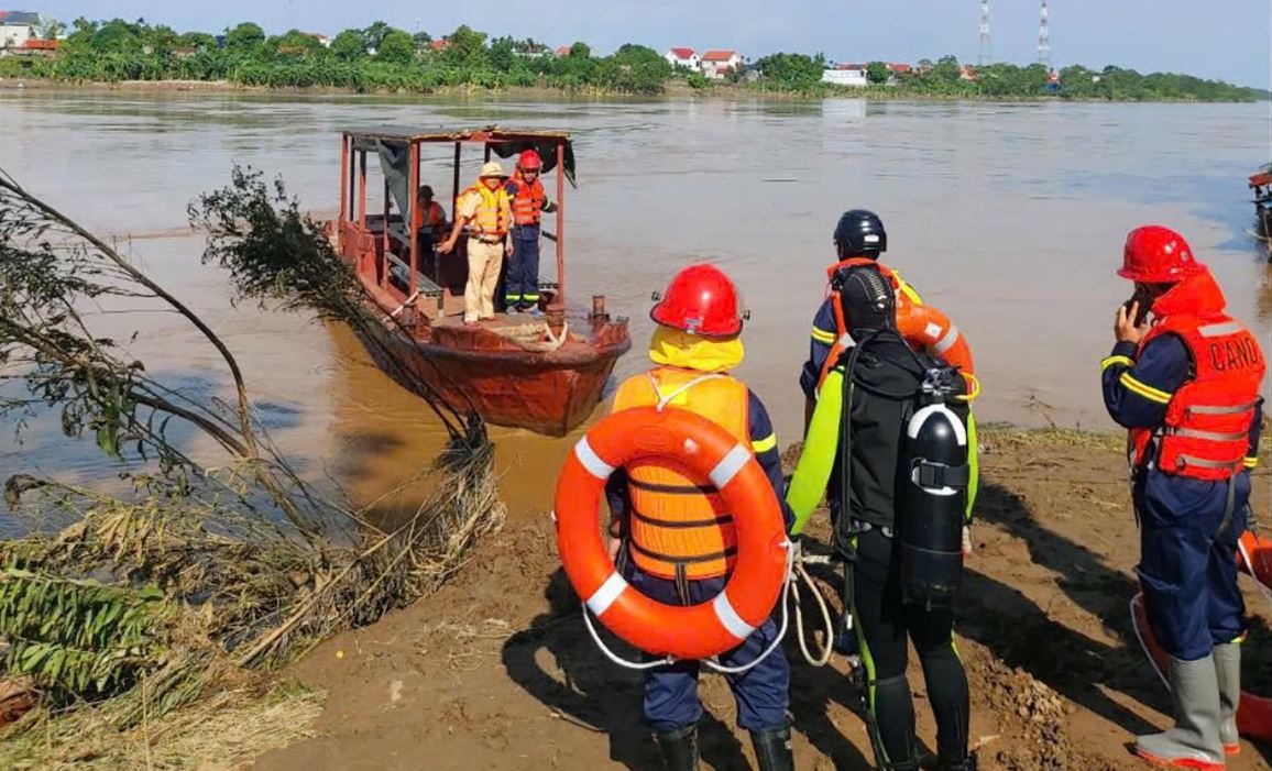 PGD Cong an tinh Phu Tho noi ve su co sap cau Phong Chau hinh anh