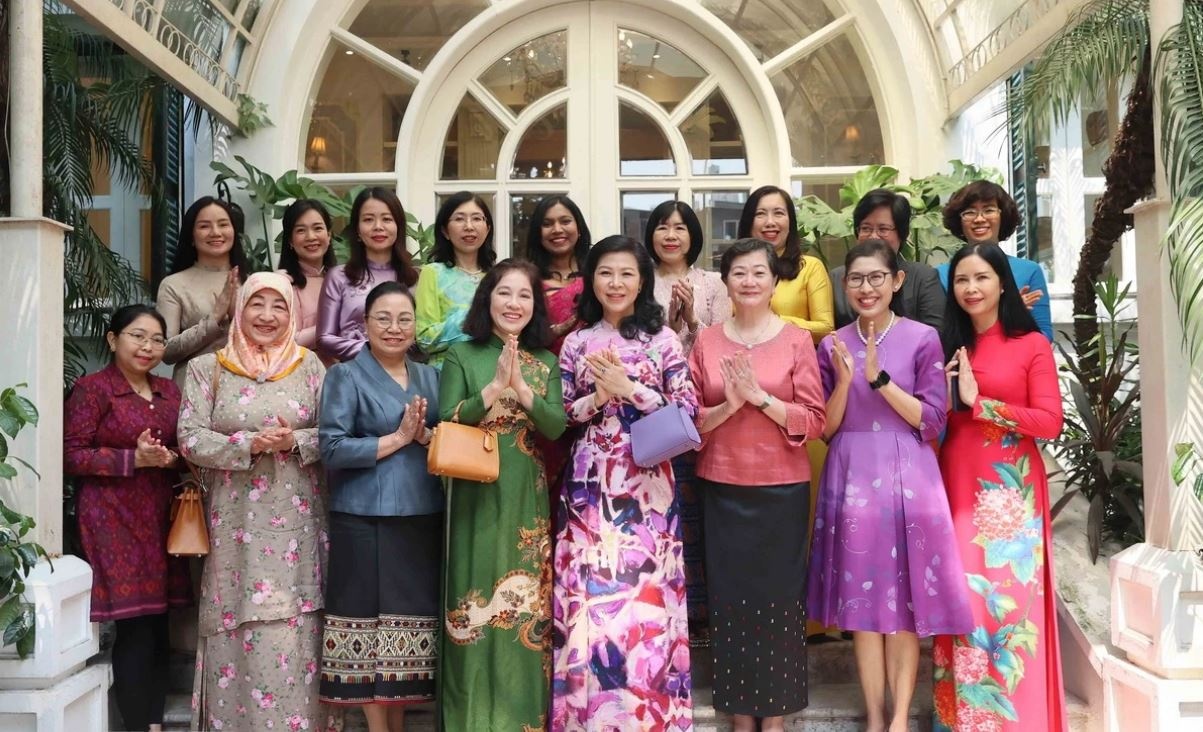 Phu nhan Tong Bi thu gap mat BCH Nhom Phu nu Cong dong ASEAN hinh anh