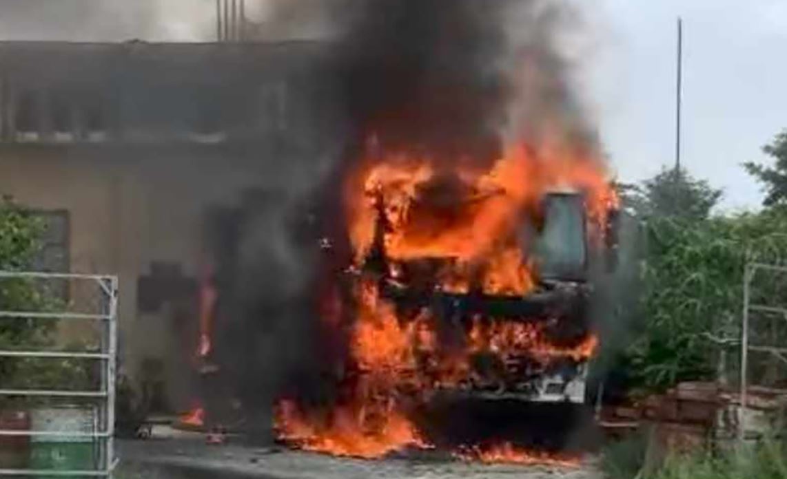 Tiep nhien lieu tai cay xang, xe bon bat ngo chay du doi hinh anh