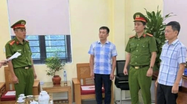 Khoi to hieu truong,  Hoa Binh anh 1