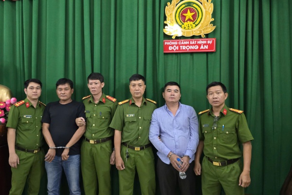 Bat 2 doi tuong cam dau vu thanh toan nhau o nha hang White Palace hinh anh