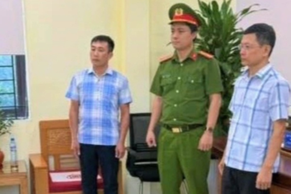 Khoi to hieu truong o Hoa Binh vi lam thu tien cua hoc sinh hinh anh