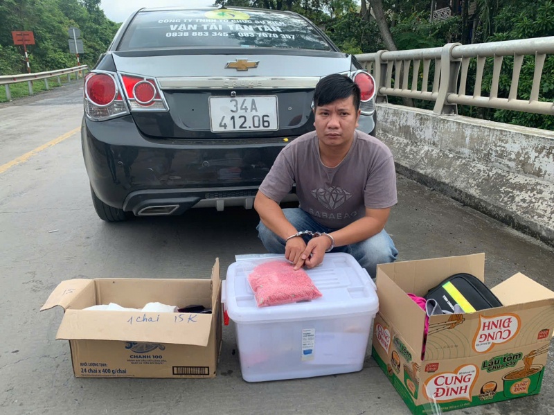 Bat doi tuong van chuyen 12.000 vien ma tuy hinh anh