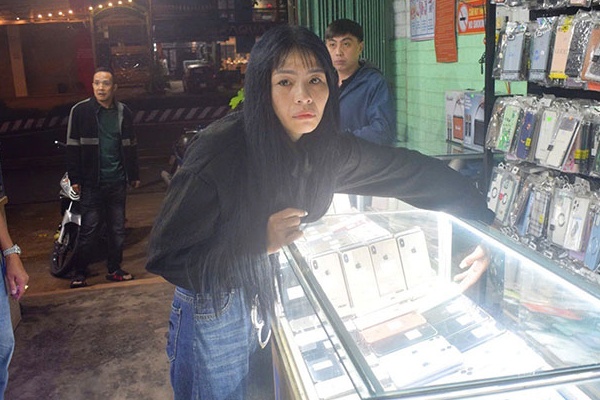 Lo mat 'nu quai' chuyen trom dien thoai hinh anh