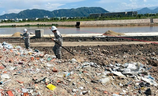 Mot ong chu bi khoi to ve hanh vi gay o nhiem moi truong hinh anh