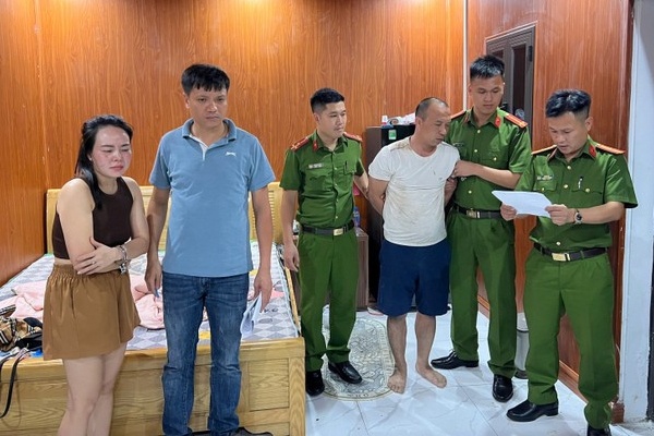 Bi an nhung vat the bay xuyen dem tren canh dong Dinh Bang hinh anh