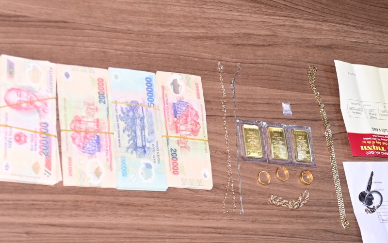 Sang nha hang xom,  Mo ket cuom tien anh 2