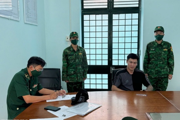 Phat hien doi tuong bi truy na khi lam thu tuc nhap canh tu Campuchia hinh anh