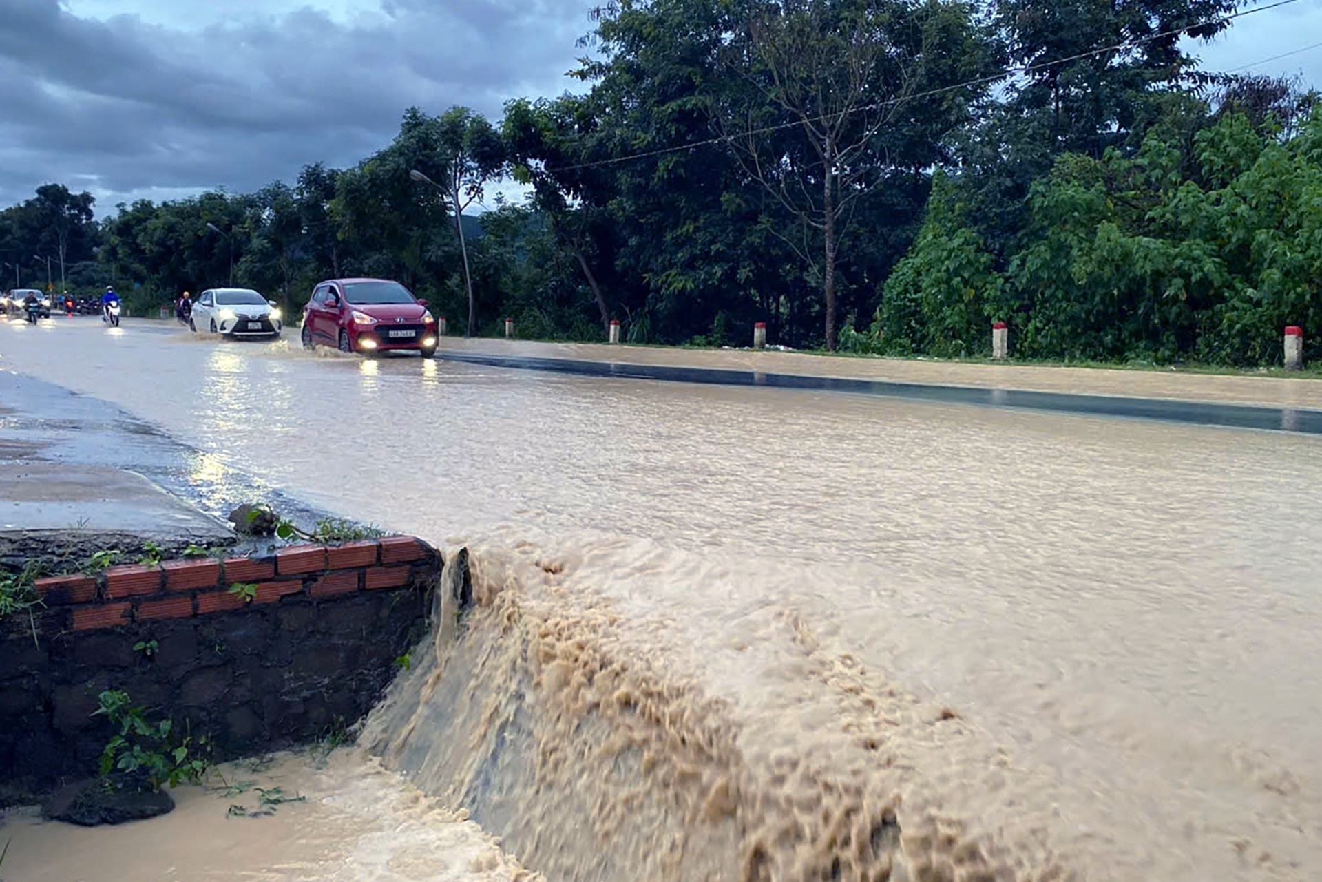 Du bao thoi tiet 12/10: Tay Nguyen va Nam Bo co mua to hinh anh