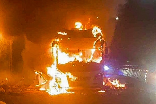 Xe giuong nam boc chay o Ha Nam, hon 20 nguoi thao chay hinh anh