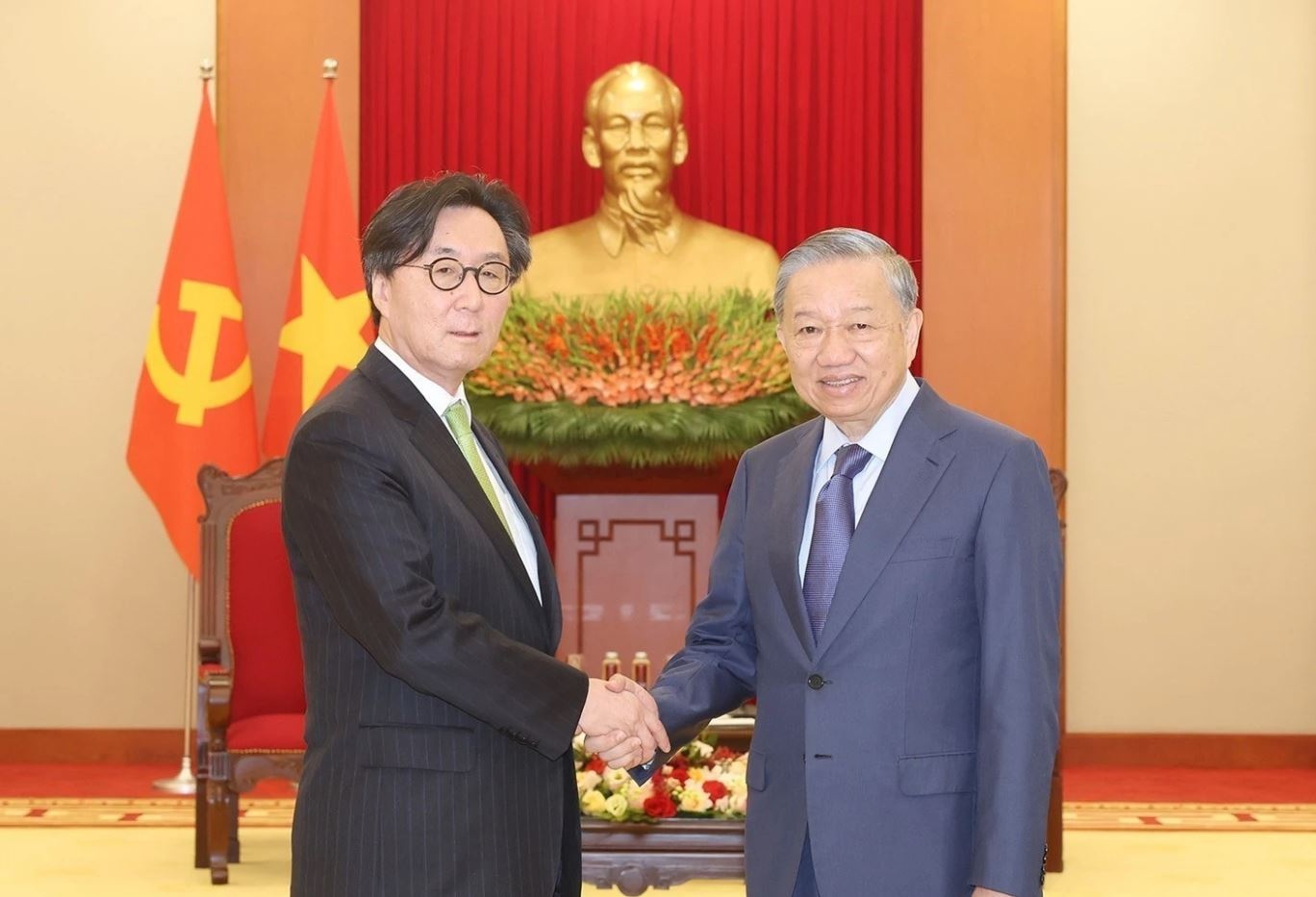 Tong Bi thu, Chu tich nuoc tiep Dac phai vien cua Tong thong Han Quoc hinh anh