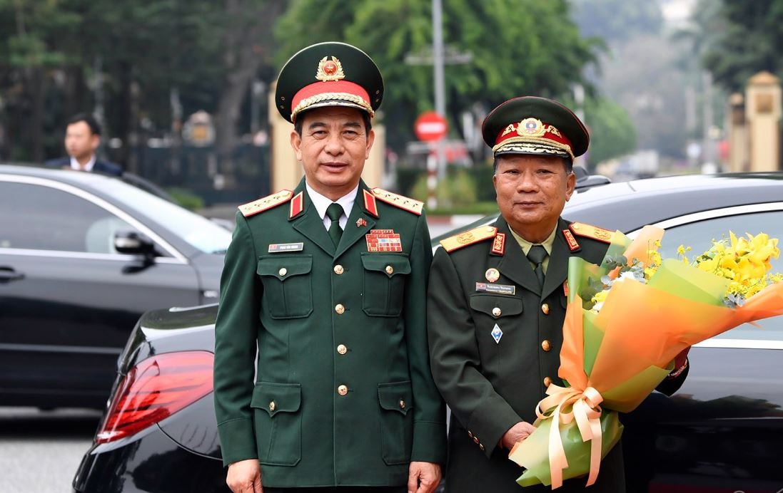 Bo truong Quoc phong Viet - Lao sap gap nhau o bien gioi hinh anh