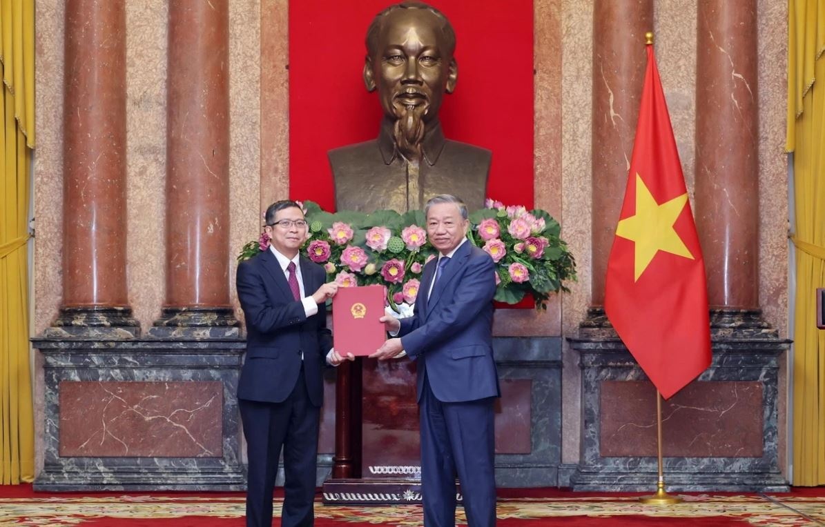 Tong Bi thu, Chu tich nuoc To Lam trao quyet dinh bo nhiem 16 Dai su hinh anh