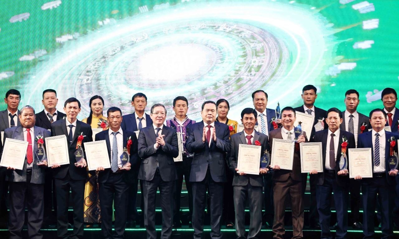 Ton vinh 63 nong dan Viet Nam xuat sac va 63 hop tac xa tieu bieu hinh anh