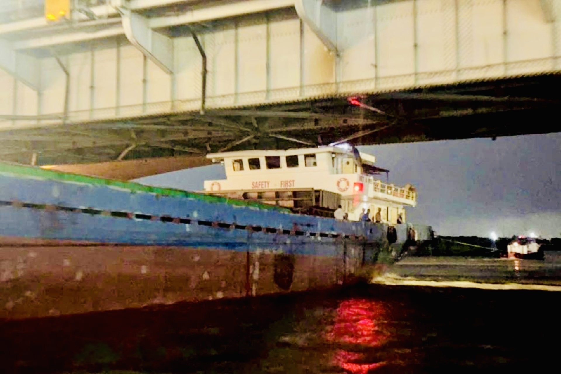 'Cat ngon' cuu tau hang ket duoi gam cau Dong Nai hinh anh