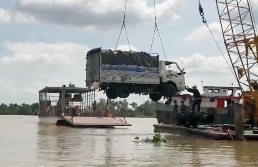 Dien bien moi vu xe tai cho 3 nguoi lao tu pha xuong song Tien hinh anh