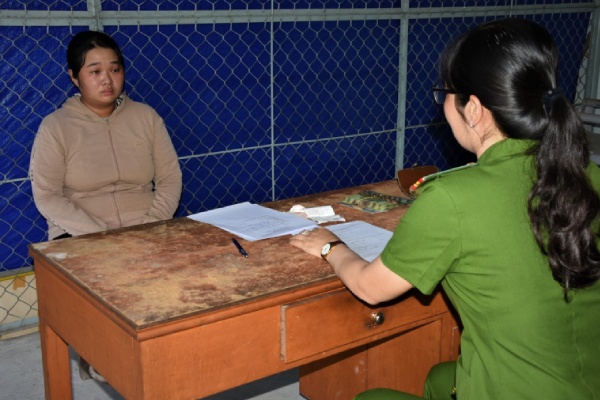 Bat 'nu quai' chuyen danh trao vang o Tien Giang hinh anh