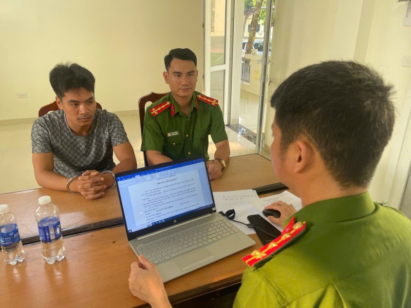 Doi tuong sat hai vo khai gi o co quan Cong an? hinh anh