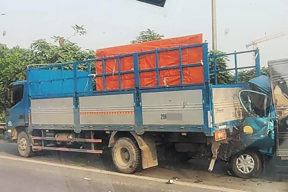 Hai oto dam nhau o lan khan cap Dai lo Thang Long, 1 nguoi tu vong hinh anh