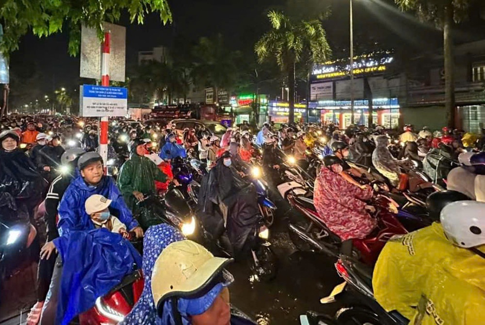 Duong pho Can Tho ket xe sau tran mua lon nhat tu dau nam hinh anh