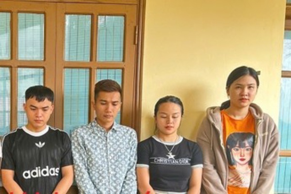 Duong day chuyen dong gia la cac co gai tre de lua tien hinh anh