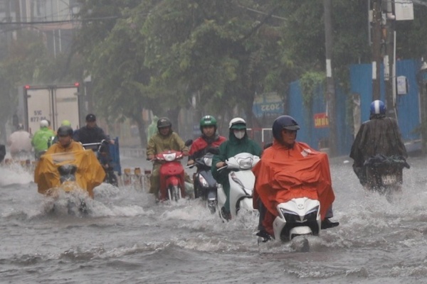 Mien Nam van mua lon, bac Bien Dong gio giat cap 8 hinh anh