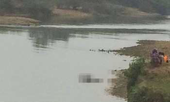 Cong an lam viec voi chong cu nan nhan vu phat hien thi the tren song hinh anh