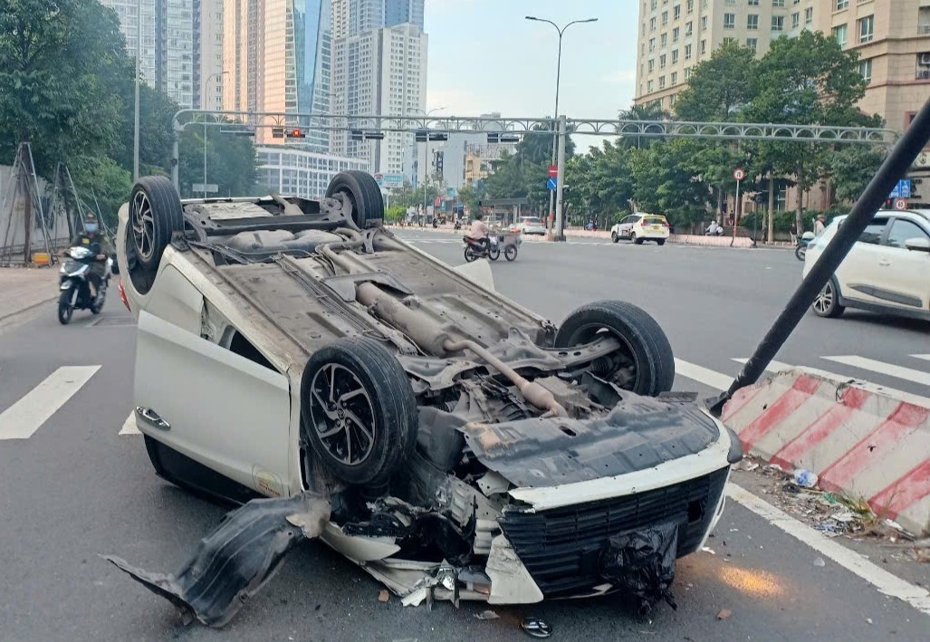 Oto cho 3 nguoi lat ngua o cua ngo trung tam TP.HCM hinh anh