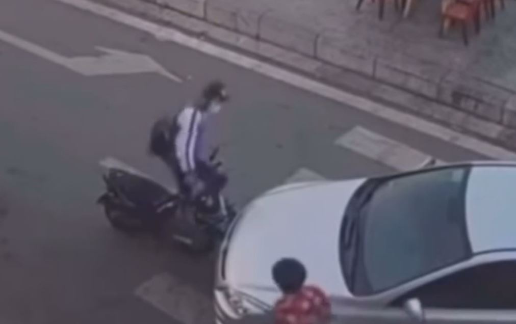 Khoanh khac tai xe huc vao xe dien, hanh hung nam sinh hinh anh