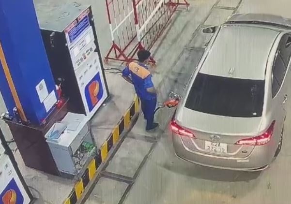 Can canh tai xe nem tien qua kinh o to o Long An hinh anh