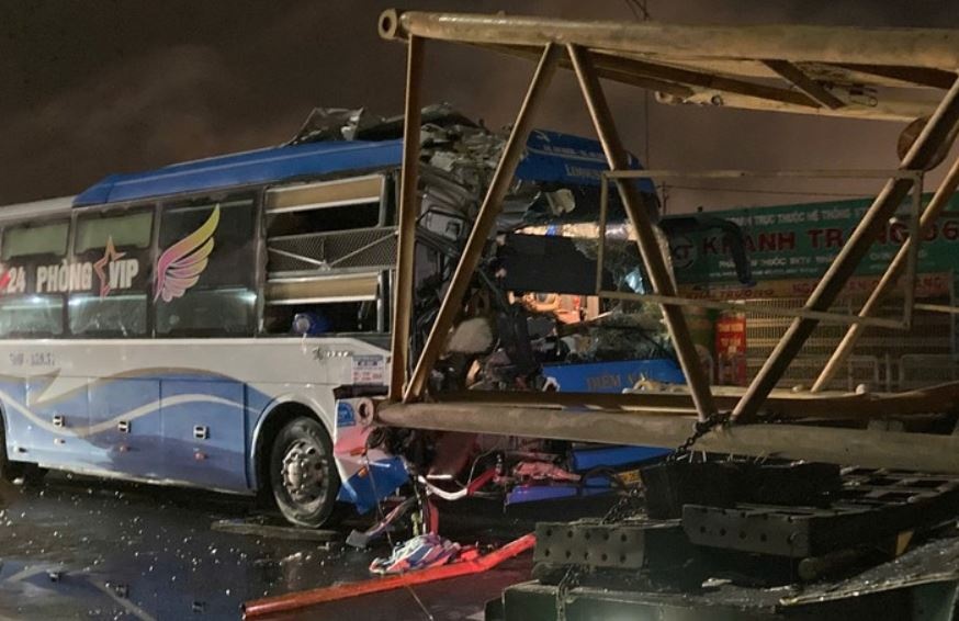 Tinh trang nan nhan vu xe giuong nam tong xe dau keo hinh anh