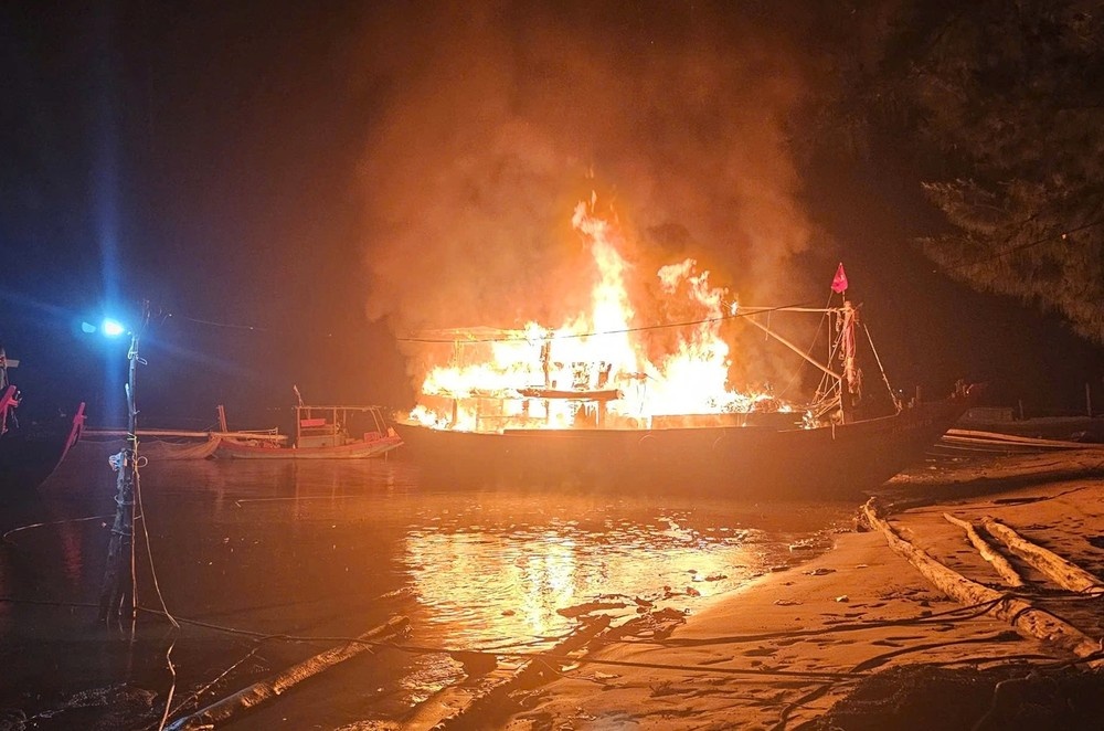 Tau ca boc chay trong dem o Ha Tinh hinh anh