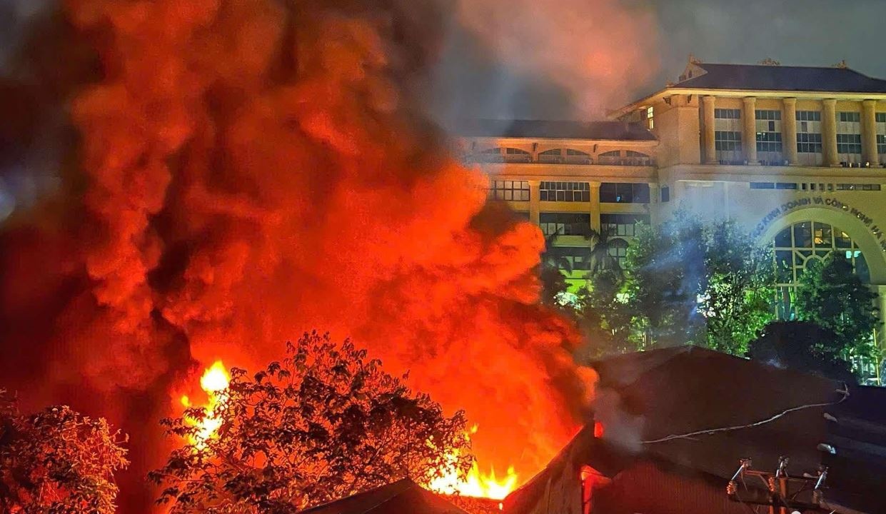 Nha kho o Vinh Tuy chay lon, khoi den boc cuon cuon hinh anh