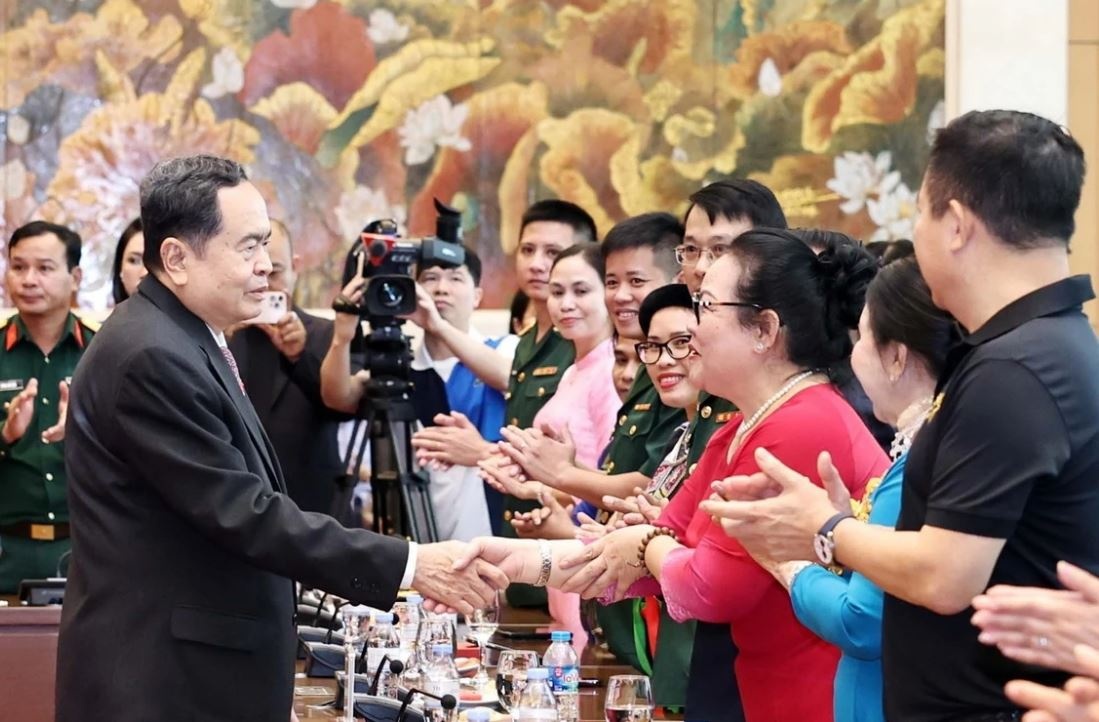 Chu tich Quoc hoi gap mat cac dai bieu nhan Giai thuong Vu A Dinh hinh anh