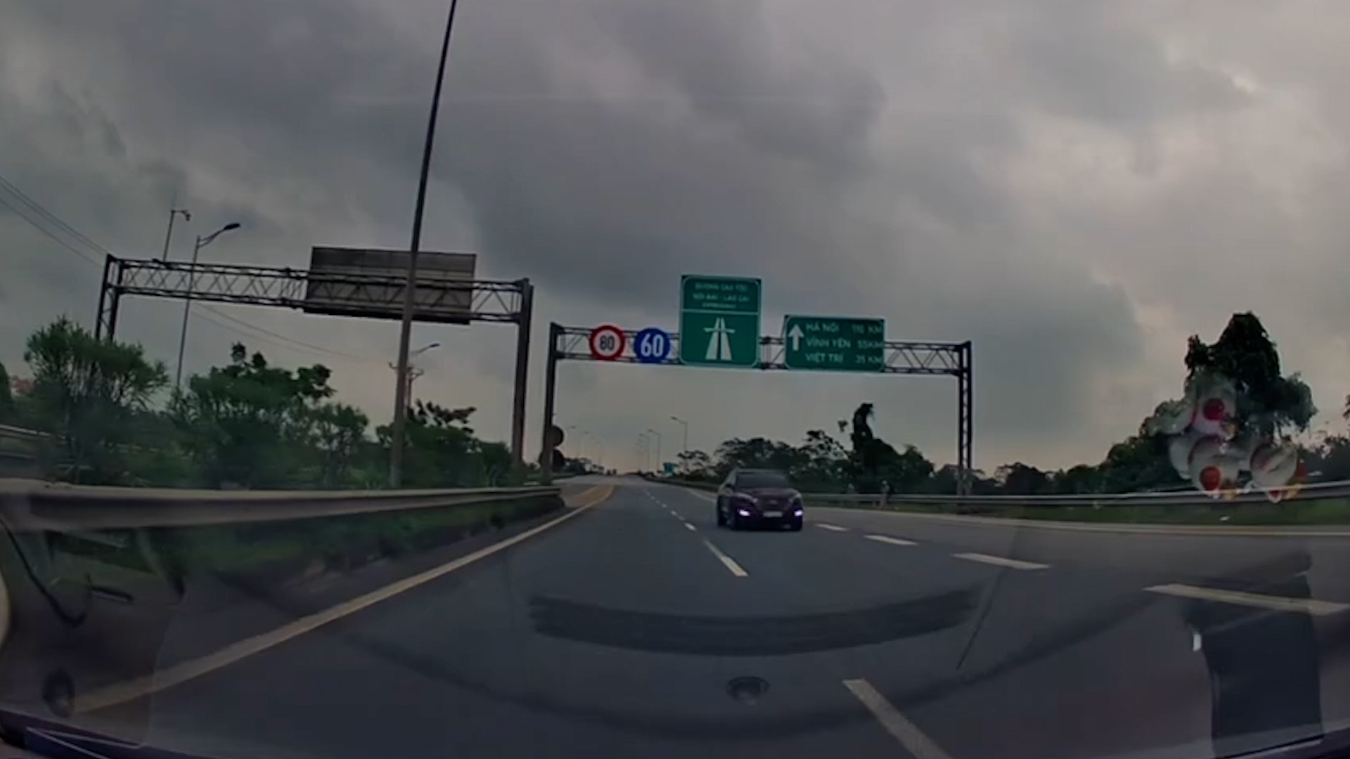 Nguoc chieu cao toc anh 1