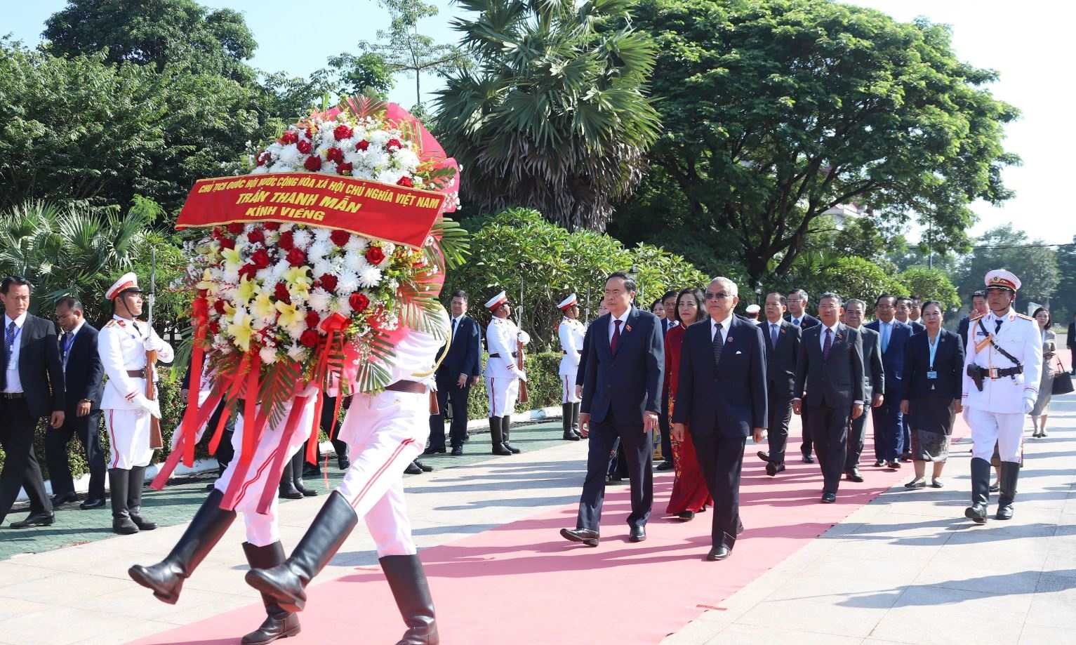 Chu tich Quoc hoi dat vong hoa tai tuong niem cac liet si vo danh Lao hinh anh