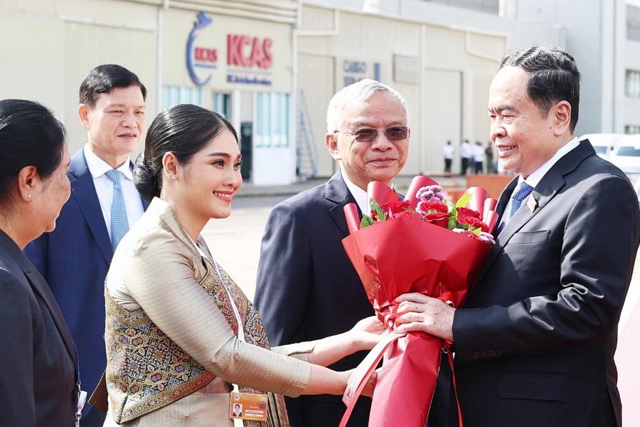 Le don Chu tich Quoc hoi Tran Thanh Man tai san bay quoc te Wattay hinh anh