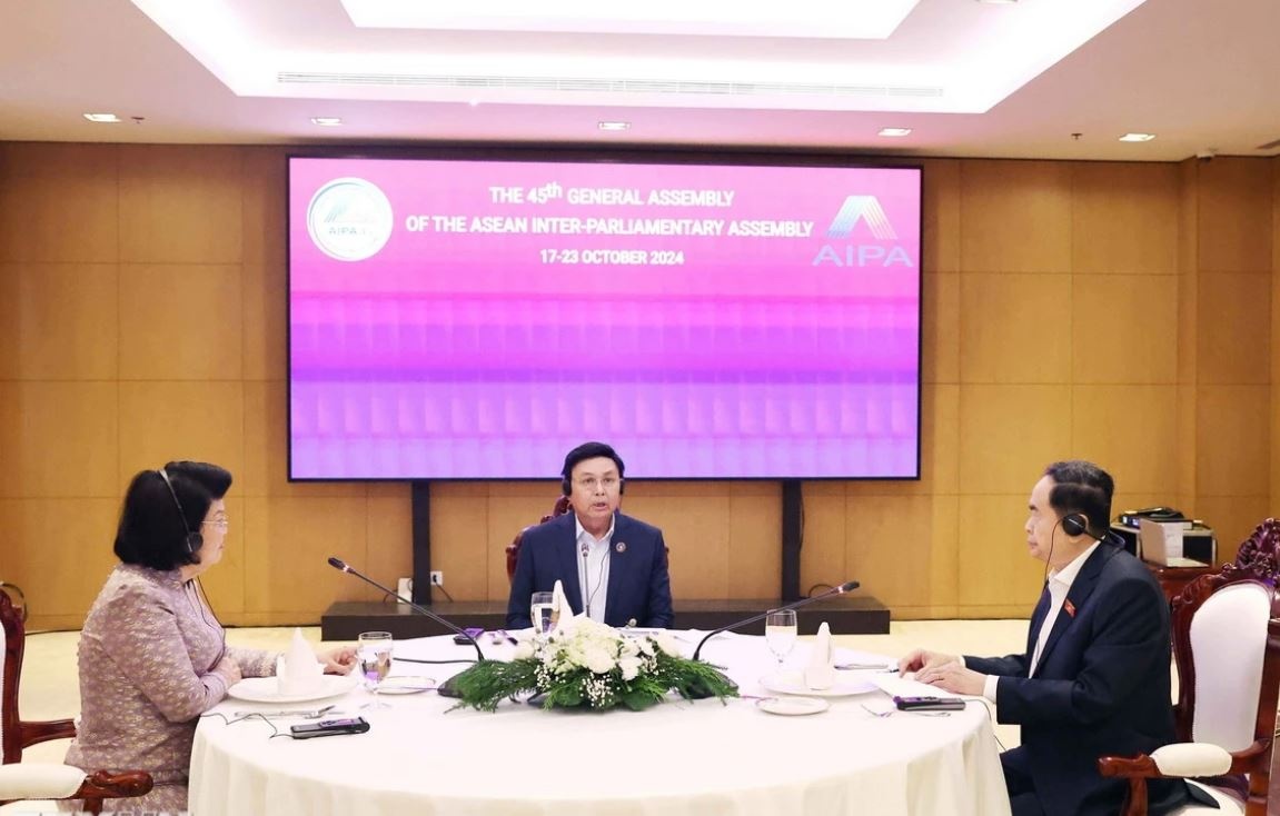 Ba Chu tich Quoc hoi Viet Nam - Lao - Campuchia an sang lam viec hinh anh