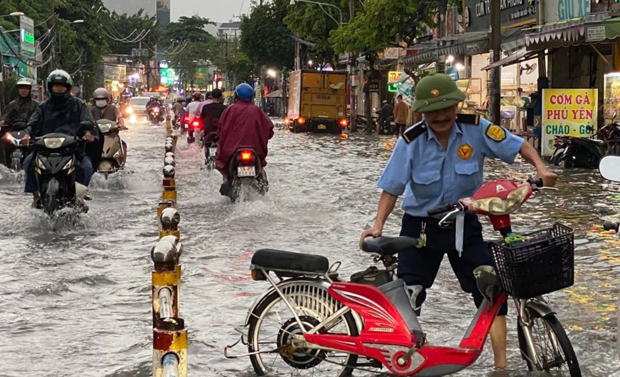 Hom nay, TP.HCM hung 'combo' dinh trieu cuong kem mua lon hinh anh