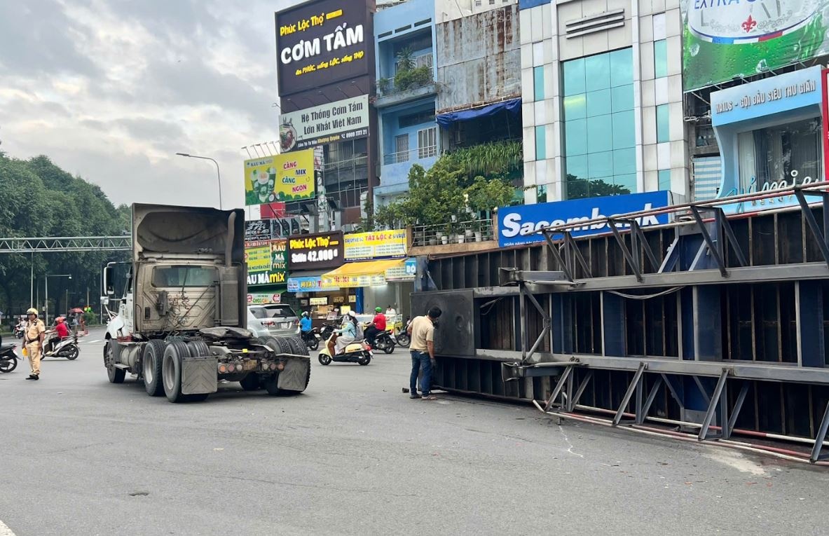 Xe container lat giua nga 6 Cong Hoa tai trung tam TP.HCM hinh anh