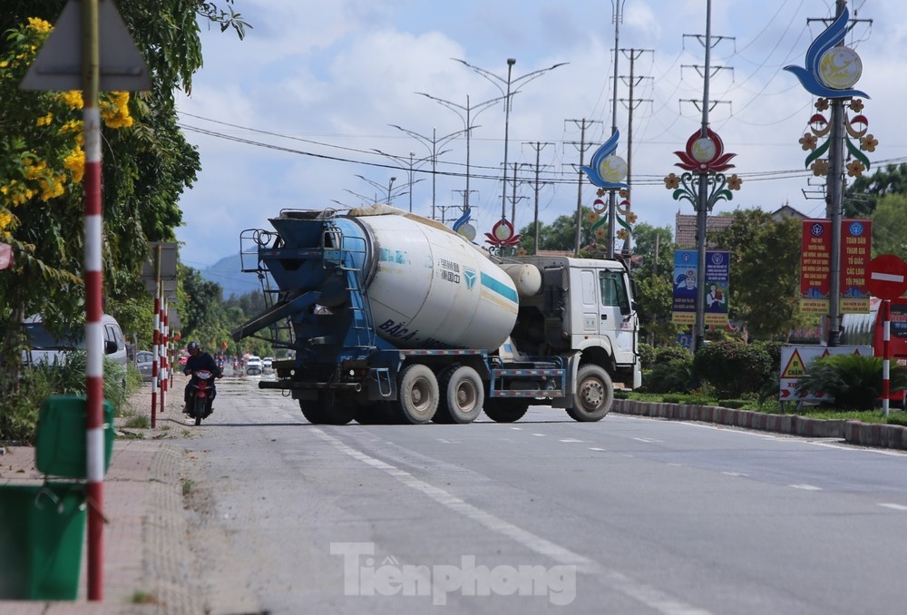 Xe bon nguoc chieu 1A anh 2