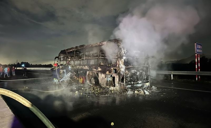 Xe giuong nam chay tro khung tren cao toc Phan Thiet - Dau Giay hinh anh