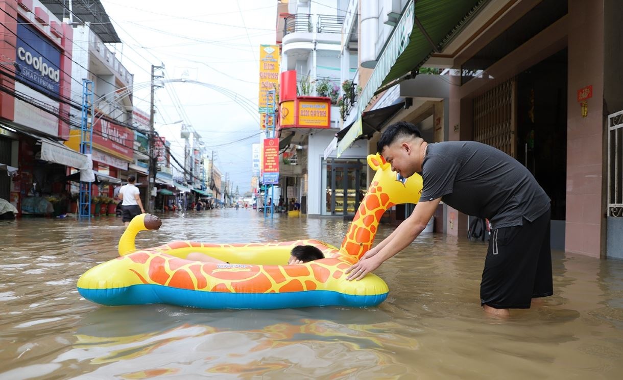 Thoi tiet 18/10: Nam Bo mua to, trieu cuong len cao hinh anh