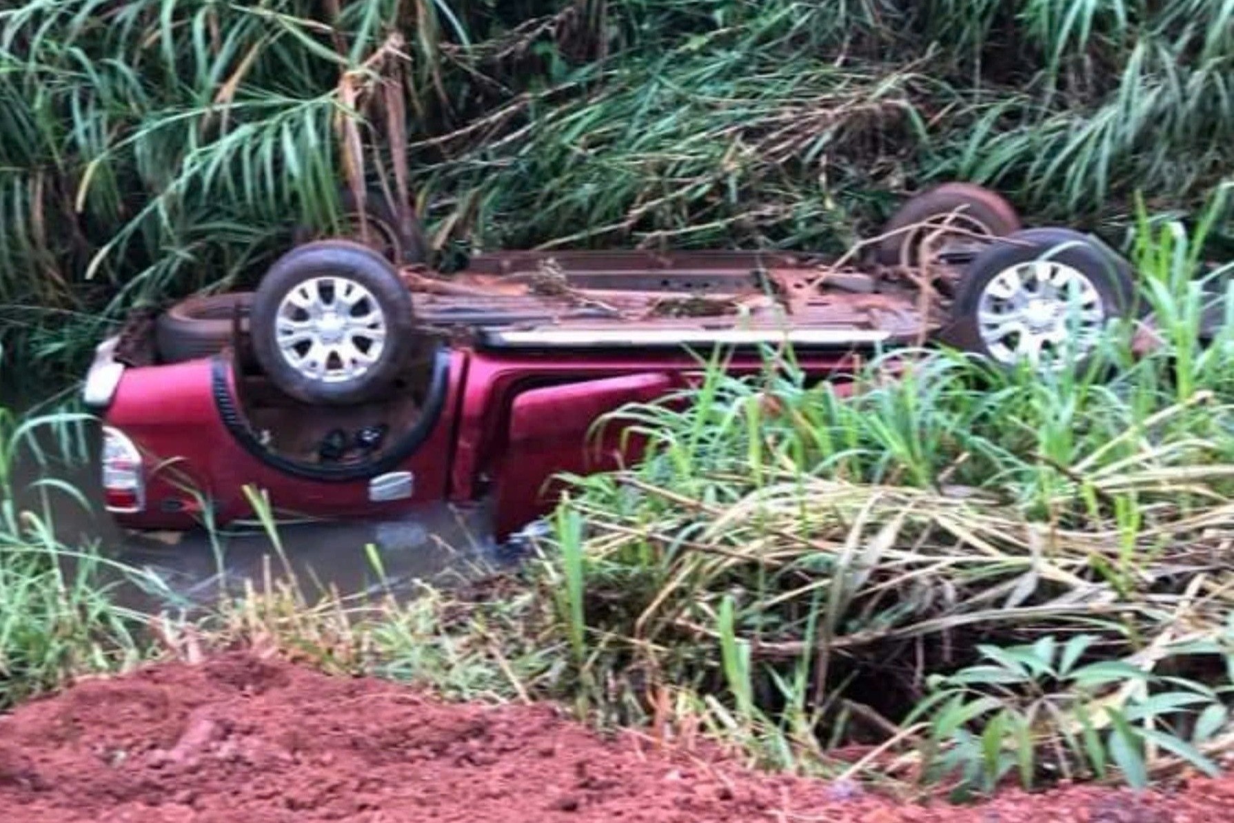 Xe ban tai lao xuong suoi, 3 nguoi tu vong hinh anh